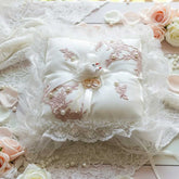 Quadratisches Verlobungskissen mit Spitze, Perlen und Tauben – Cremefarben